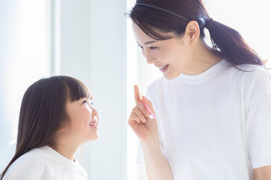 自宅で子どもの虫歯を予防するために毎日の歯磨きを習慣化する親子