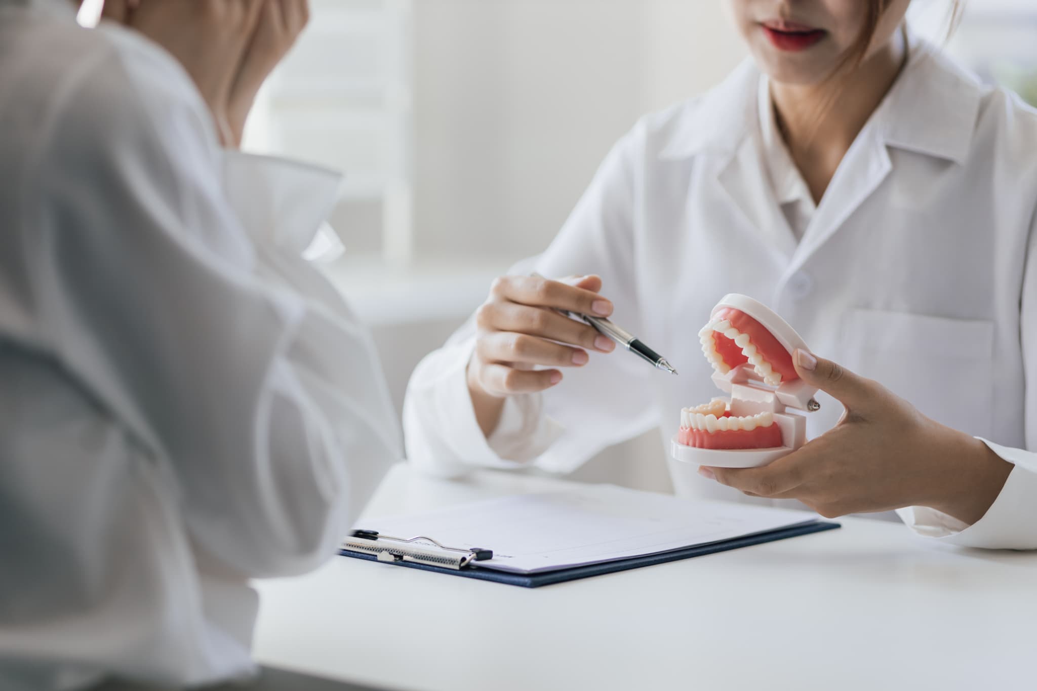 成人矯正の治療について説明を受ける様子