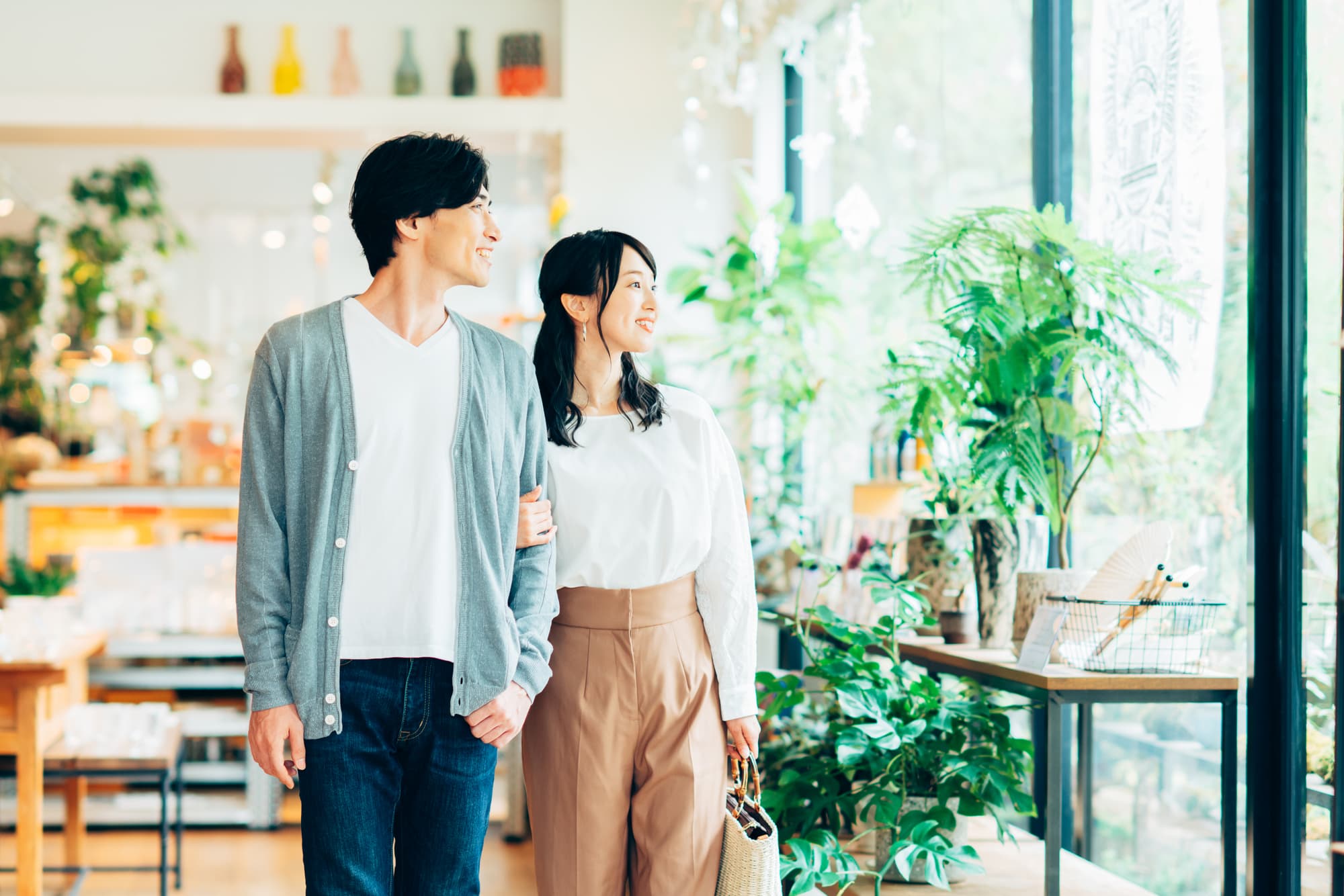 ショッピングを楽しむ男女