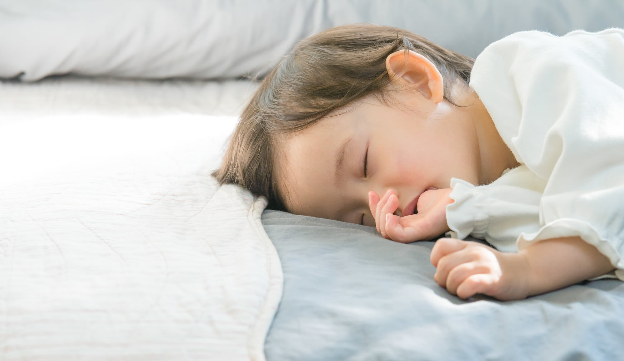 子どもの歯並びが悪くなる主な原因の指しゃぶりをする子ども
