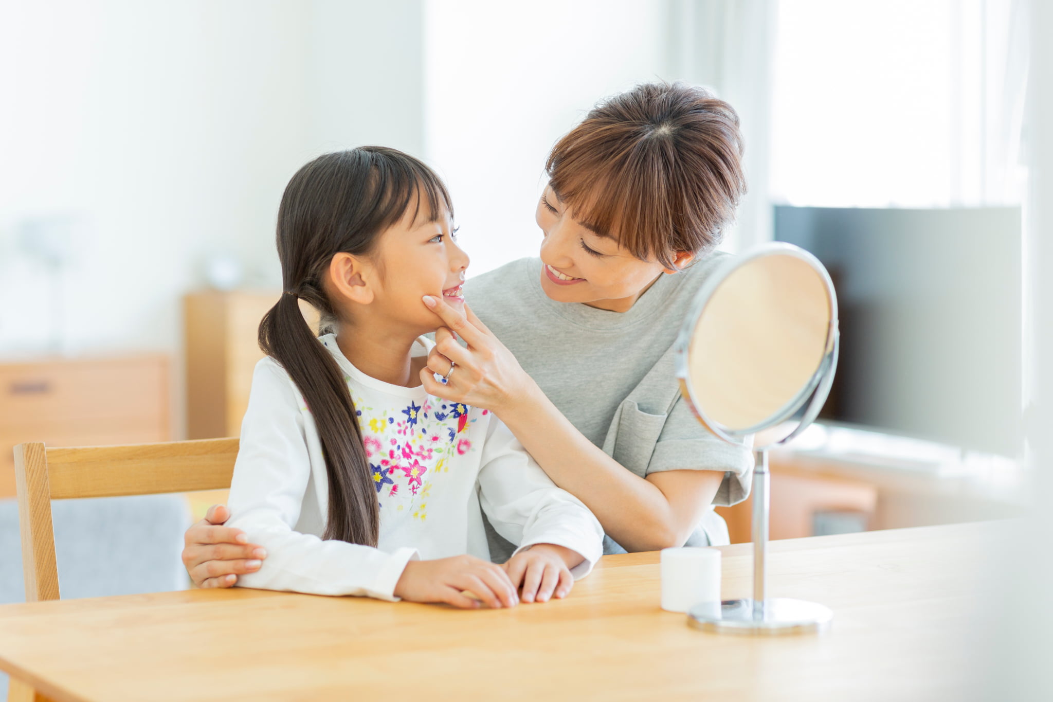 歯並びをチェックする親子