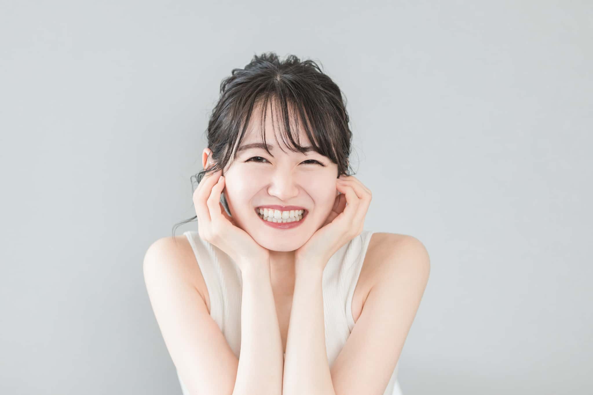 マウスピース矯正をして綺麗な歯並びとなって笑顔の女性