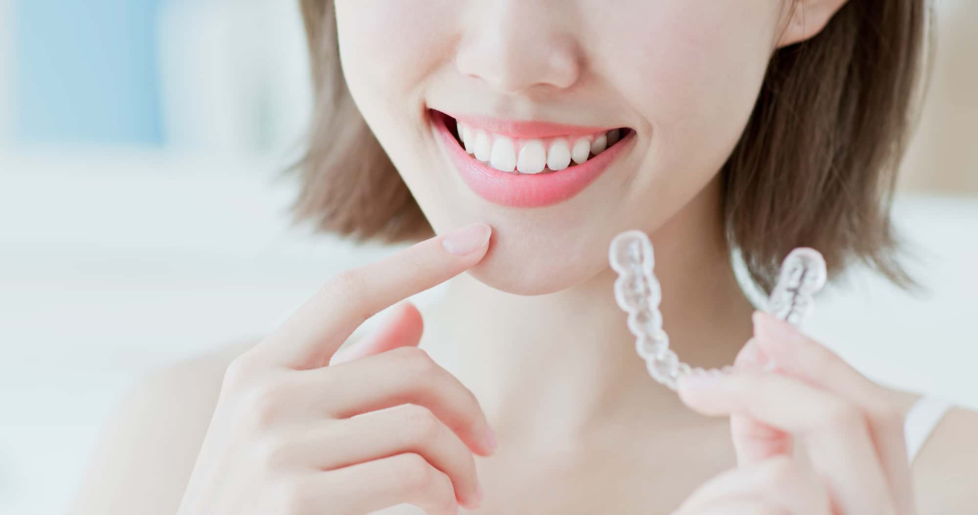 マウスピースを手にもった女性
