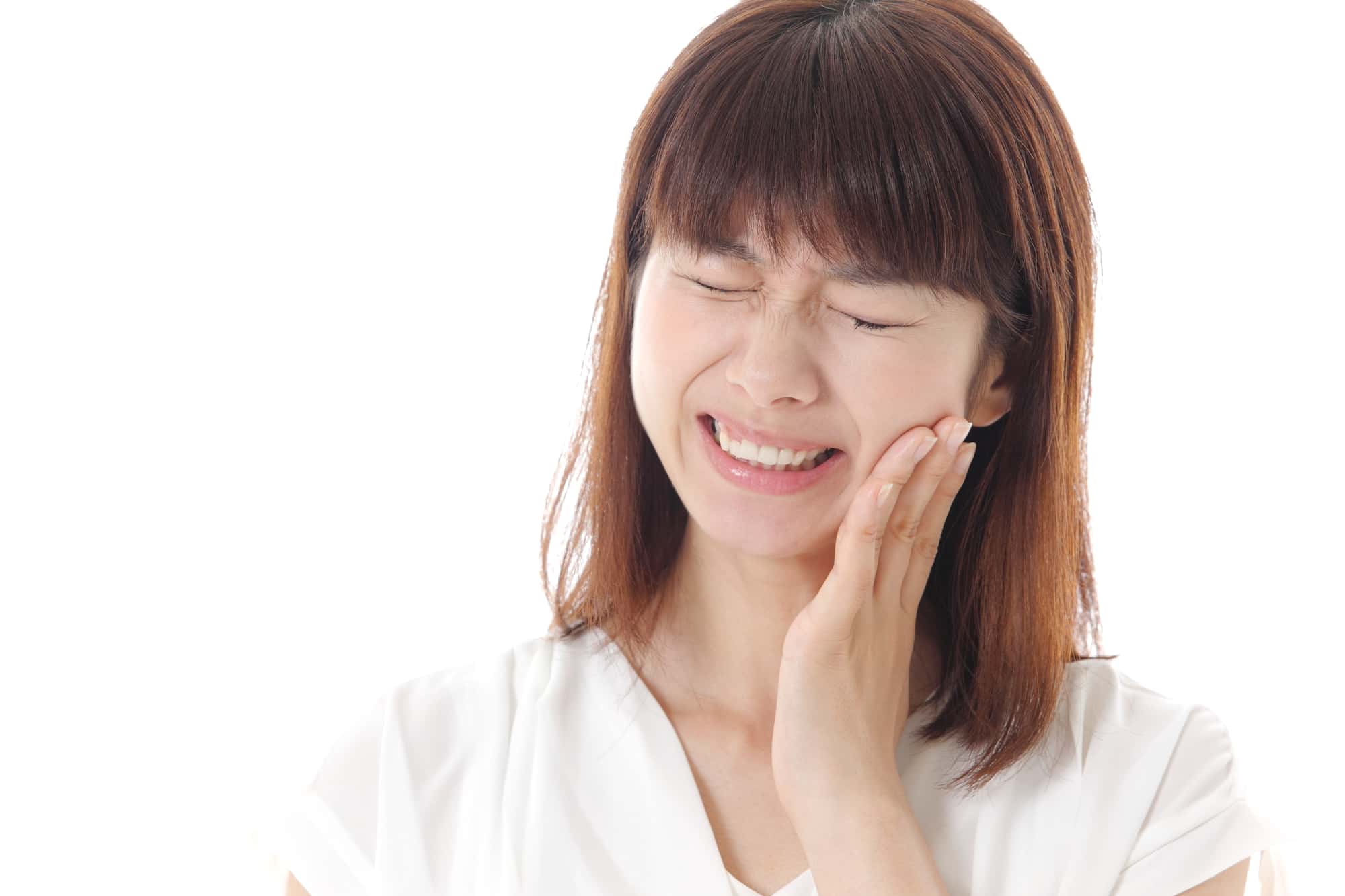 マウスピース矯正の期間が長くなる主な要因である虫歯になった女性