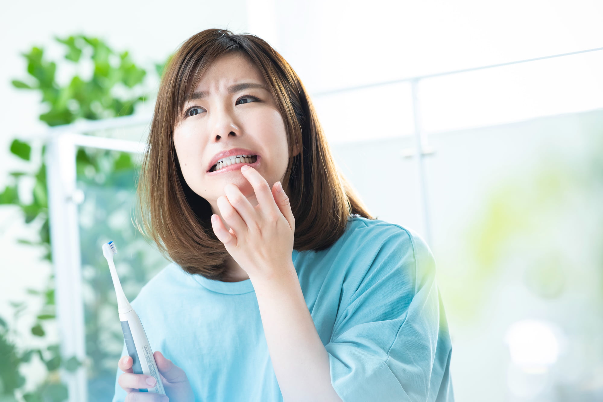 虫歯の初期症状をセルフチェックする女性