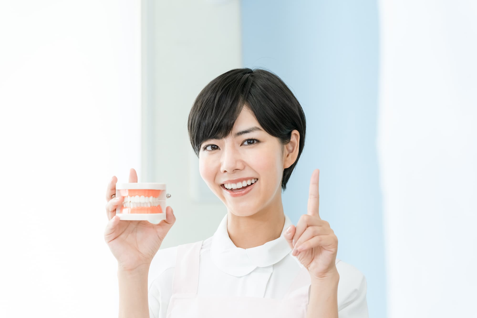 予防歯科が注目される理由を紹介する歯科医師の女性