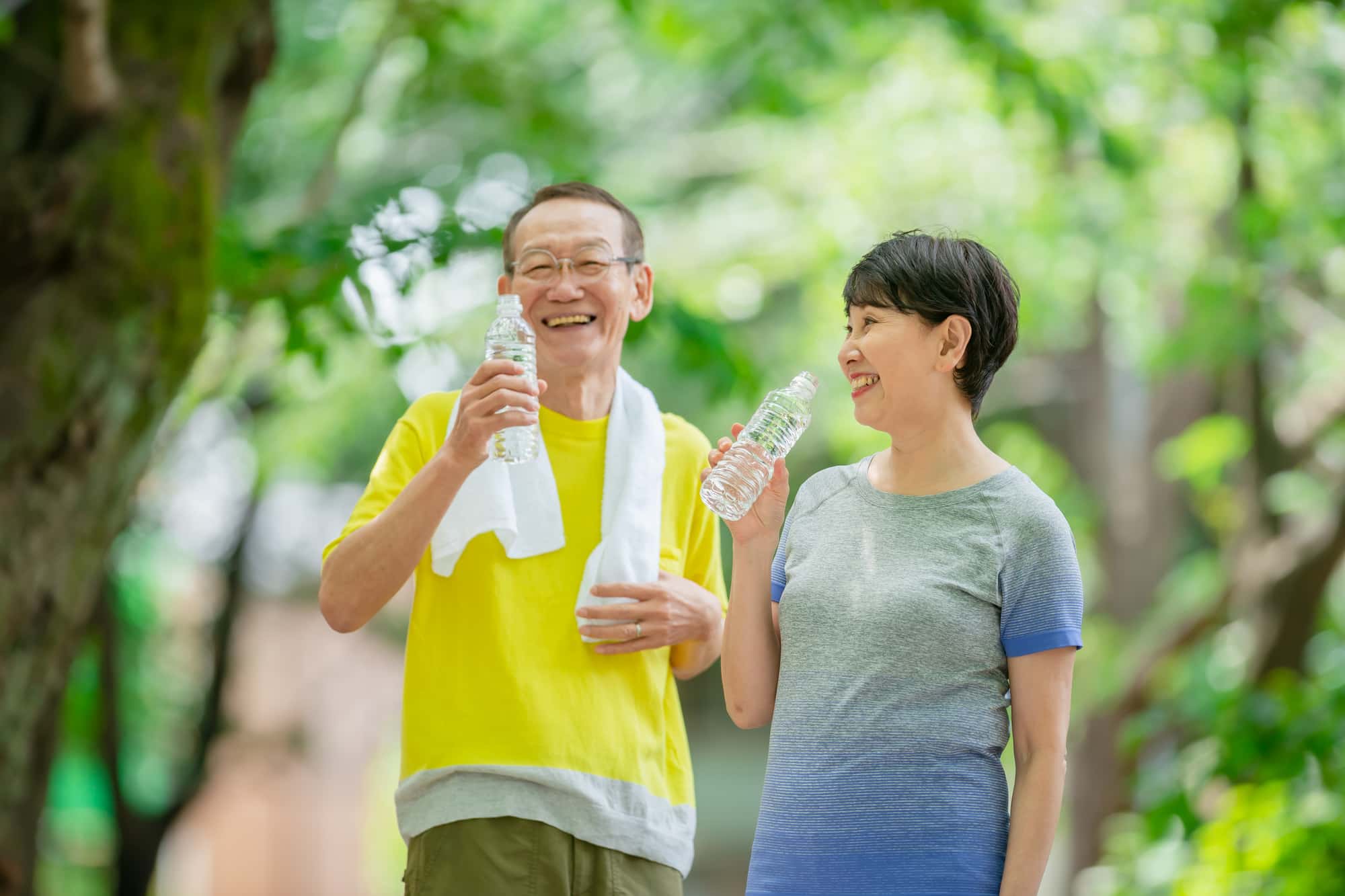 歯周病を治してジョギングを楽しむ男女