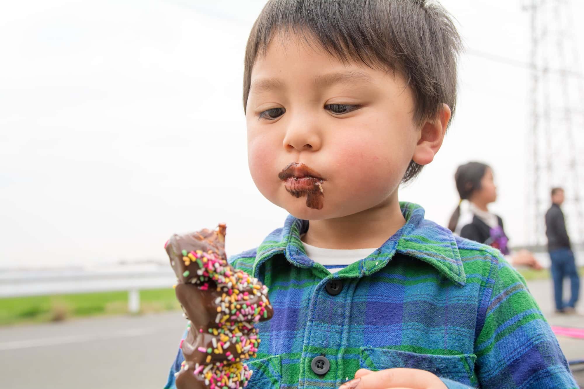 甘いお菓子を食べる男の子