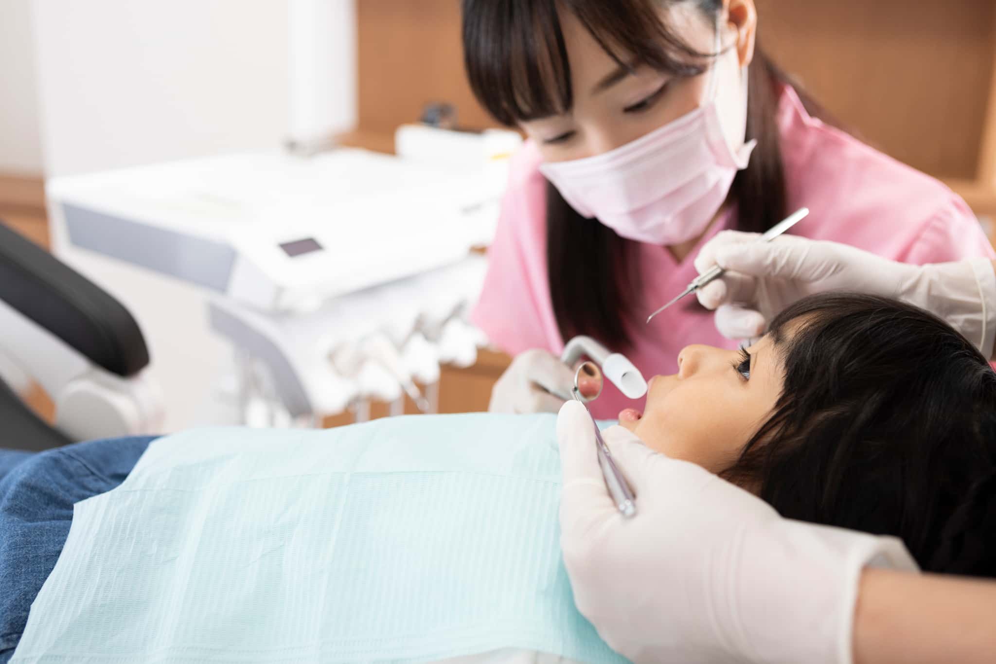 虫歯の治療をしている子ども