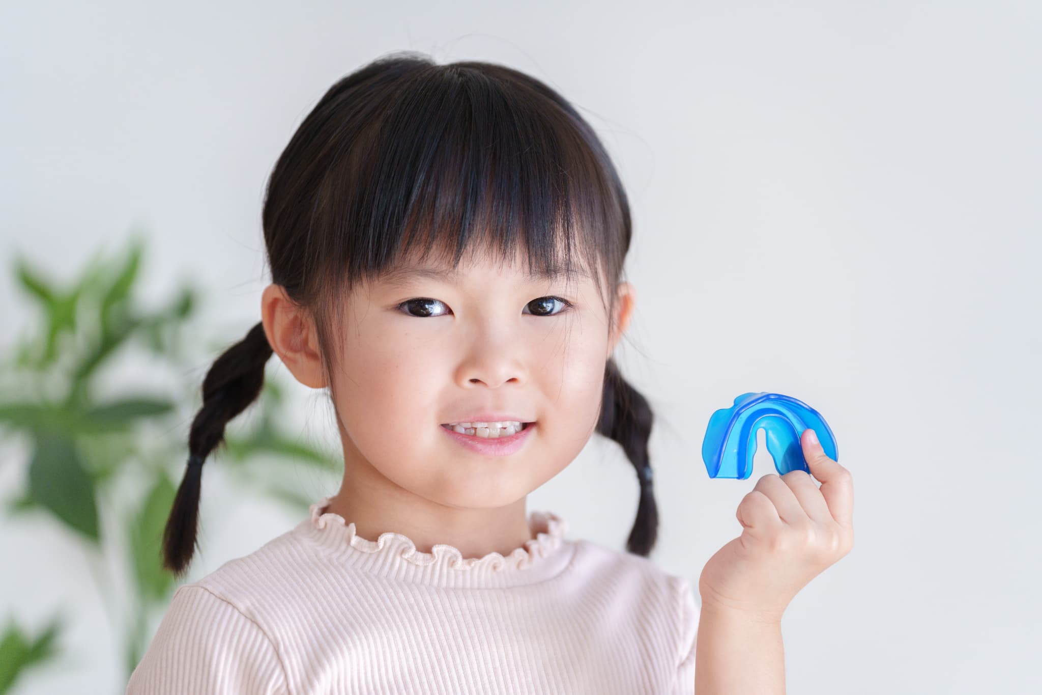 マイオブレースを手にして笑顔を見せる女の子