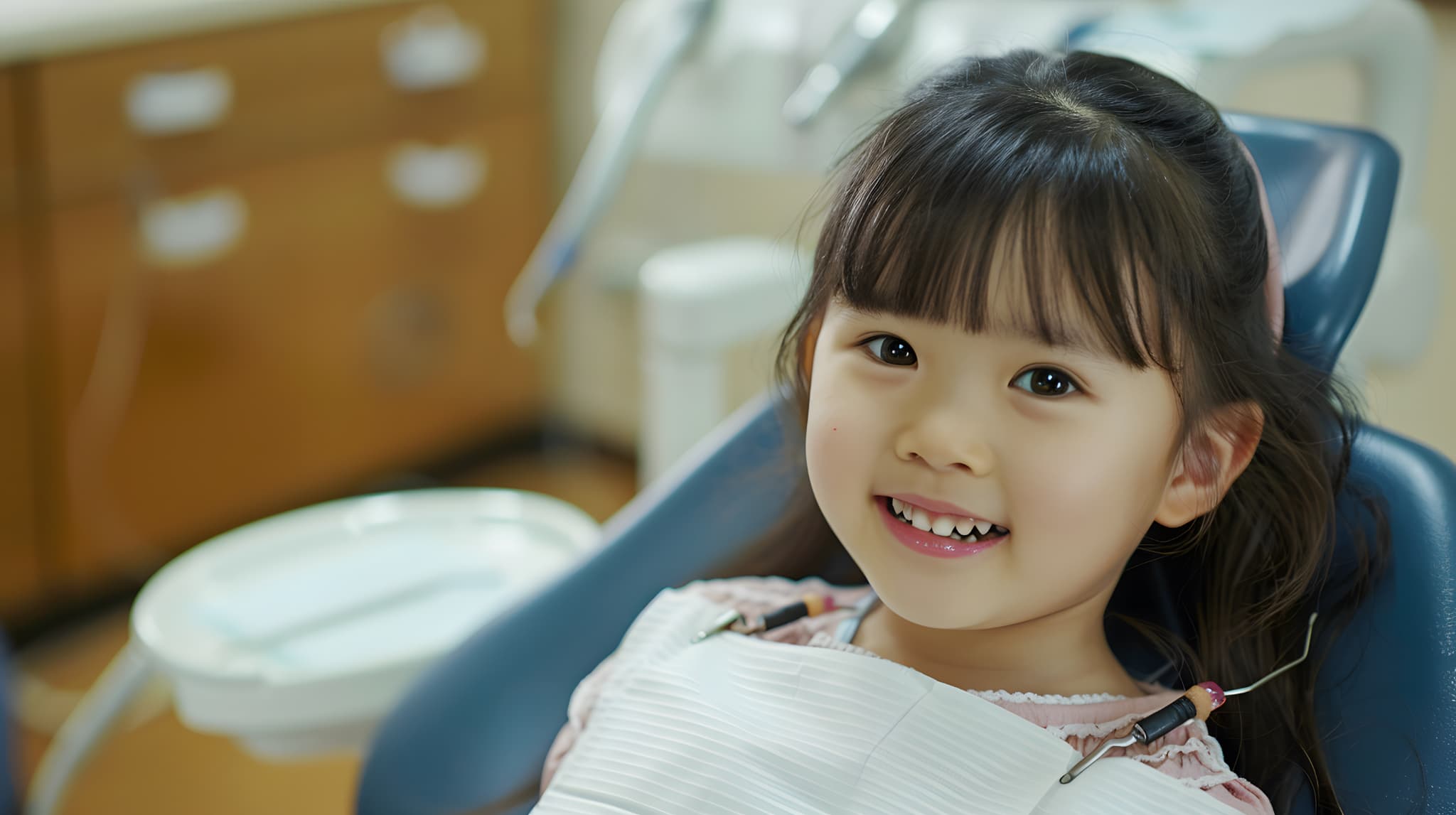 歯科医院で笑顔を見せる女の子