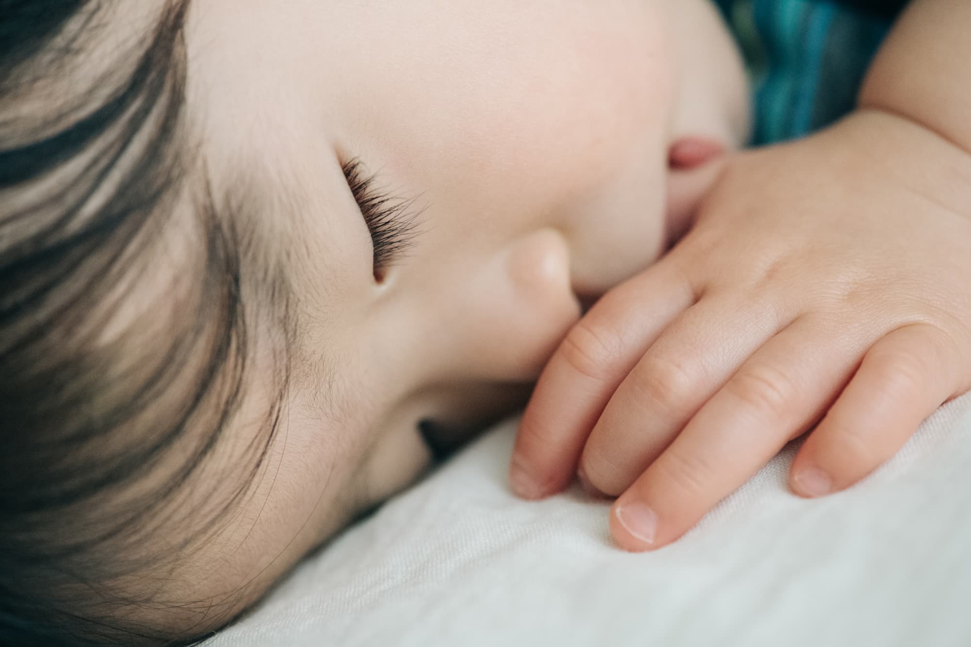 指しゃぶりしながら眠る子ども