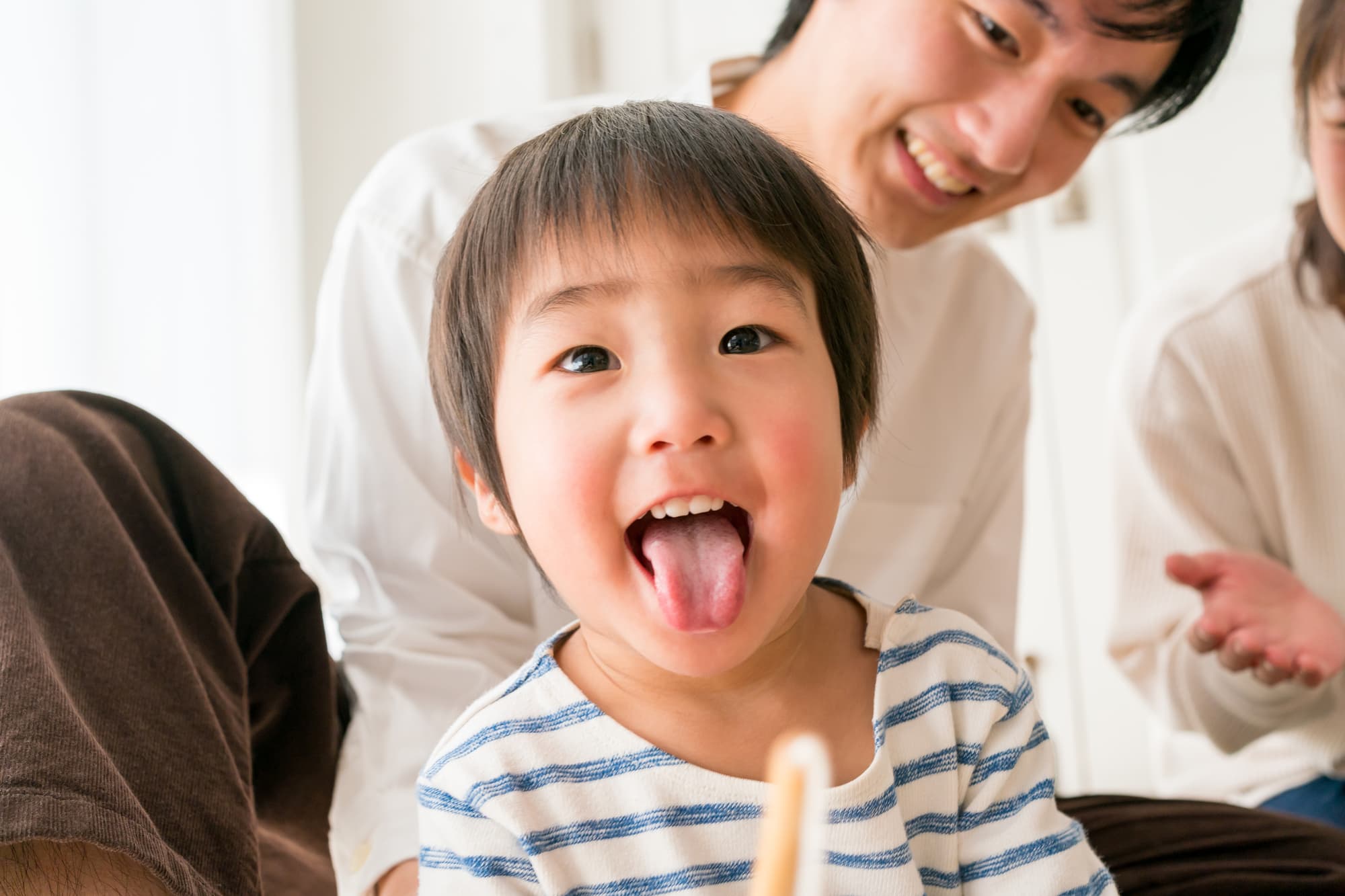 舌のトレーニングをする子ども