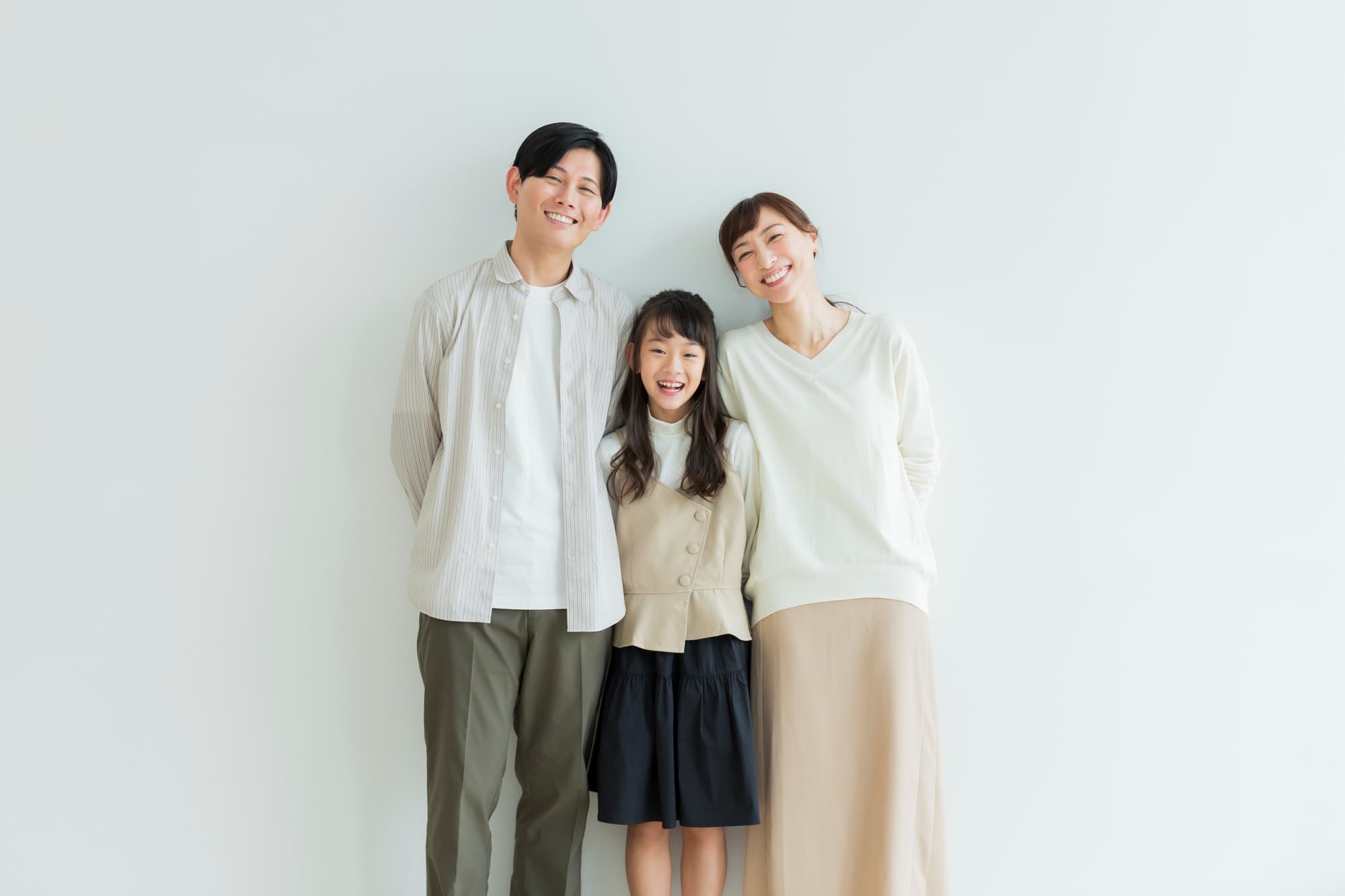 笑顔で並ぶ家族