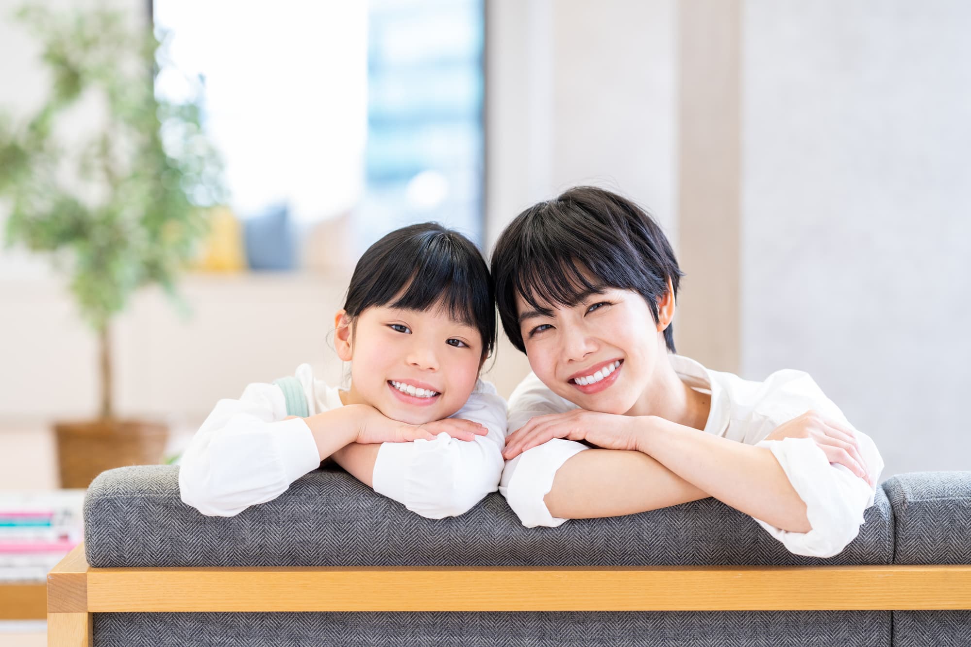 インビザライン・ファーストで矯正をした女の子と笑顔の母親