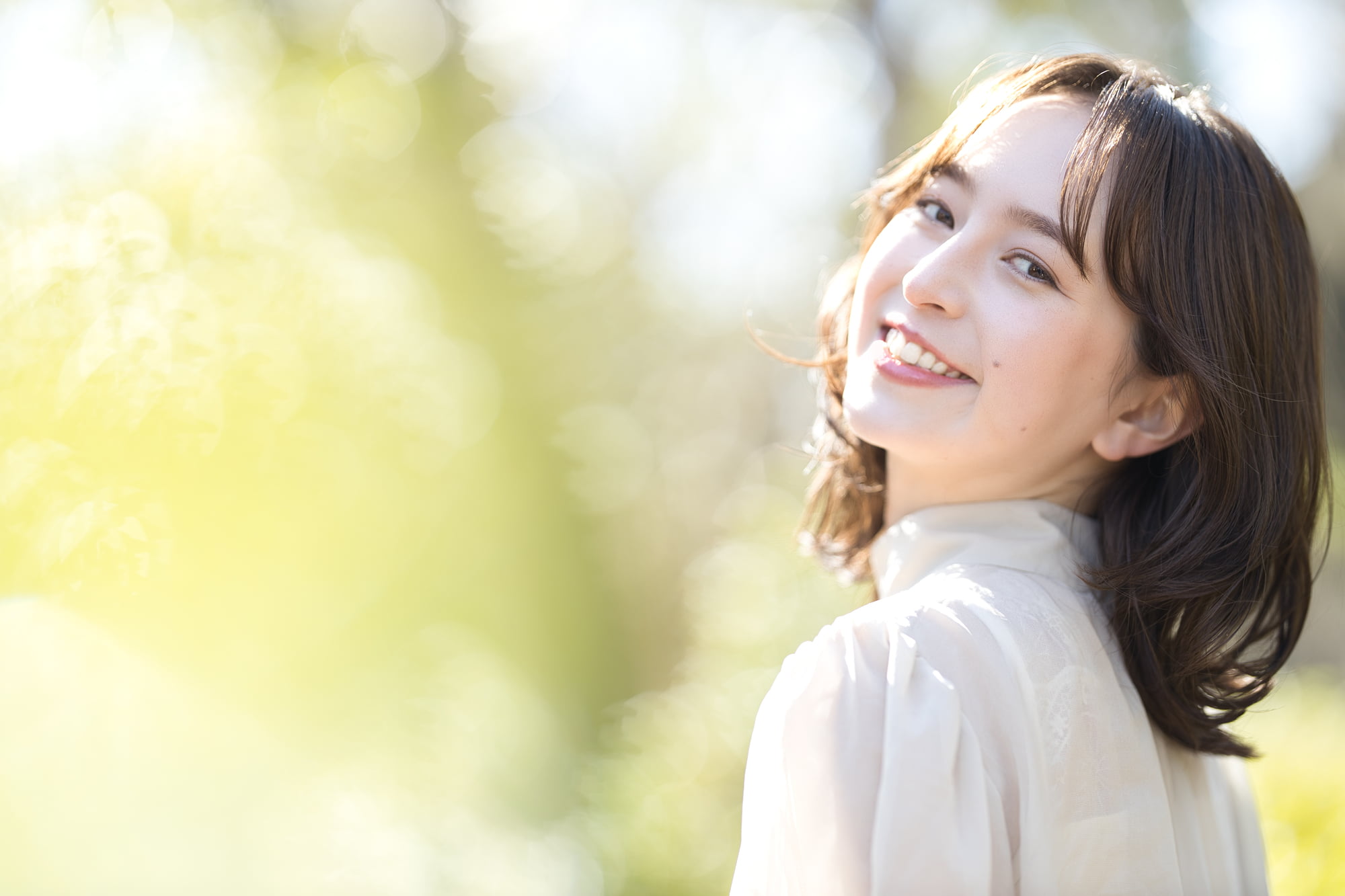 インビザラインで美しい歯並びになった笑顔の女性