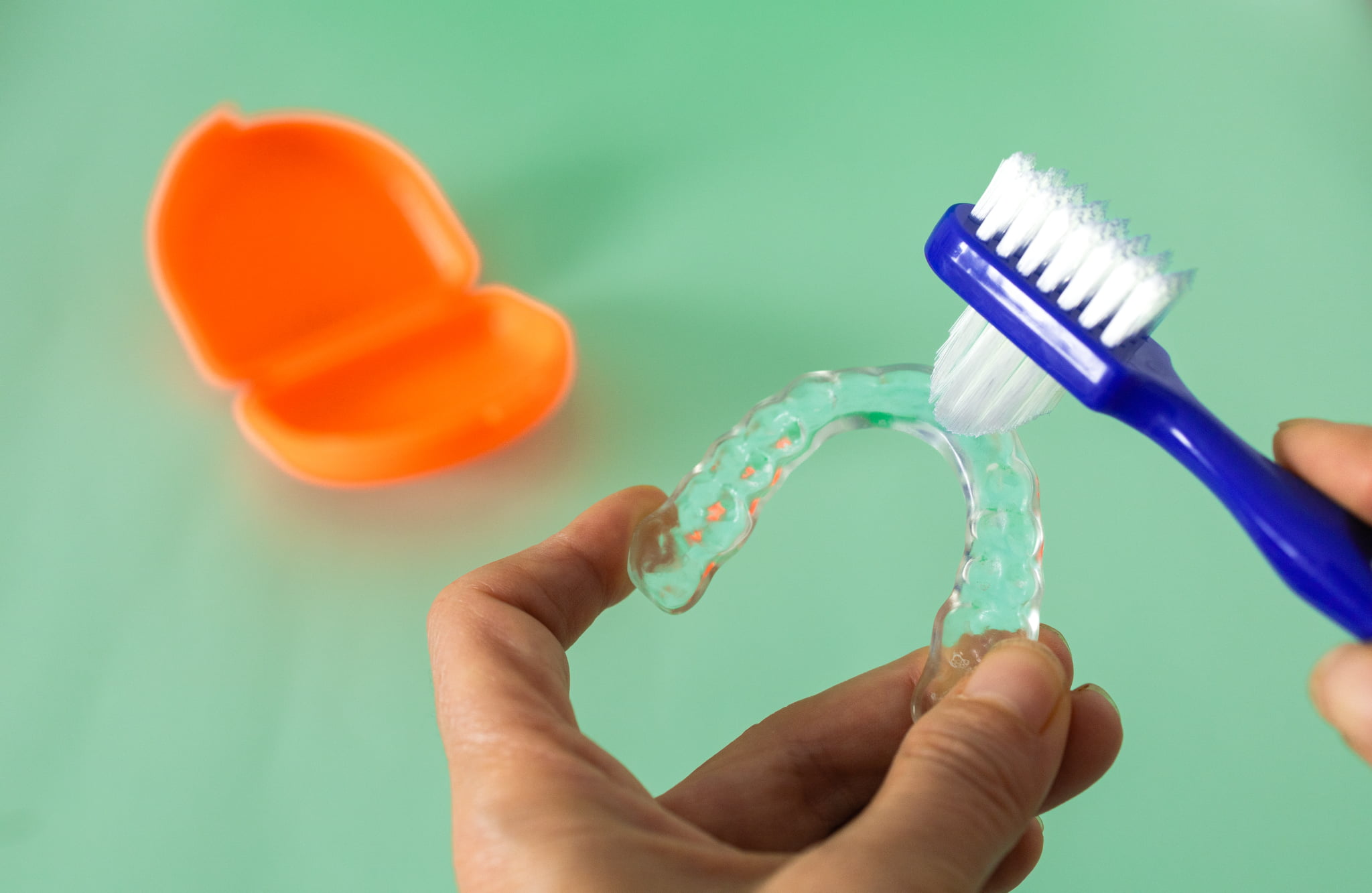 インビザラインを毎日専用ブラシで洗浄して清潔に保つイメージ