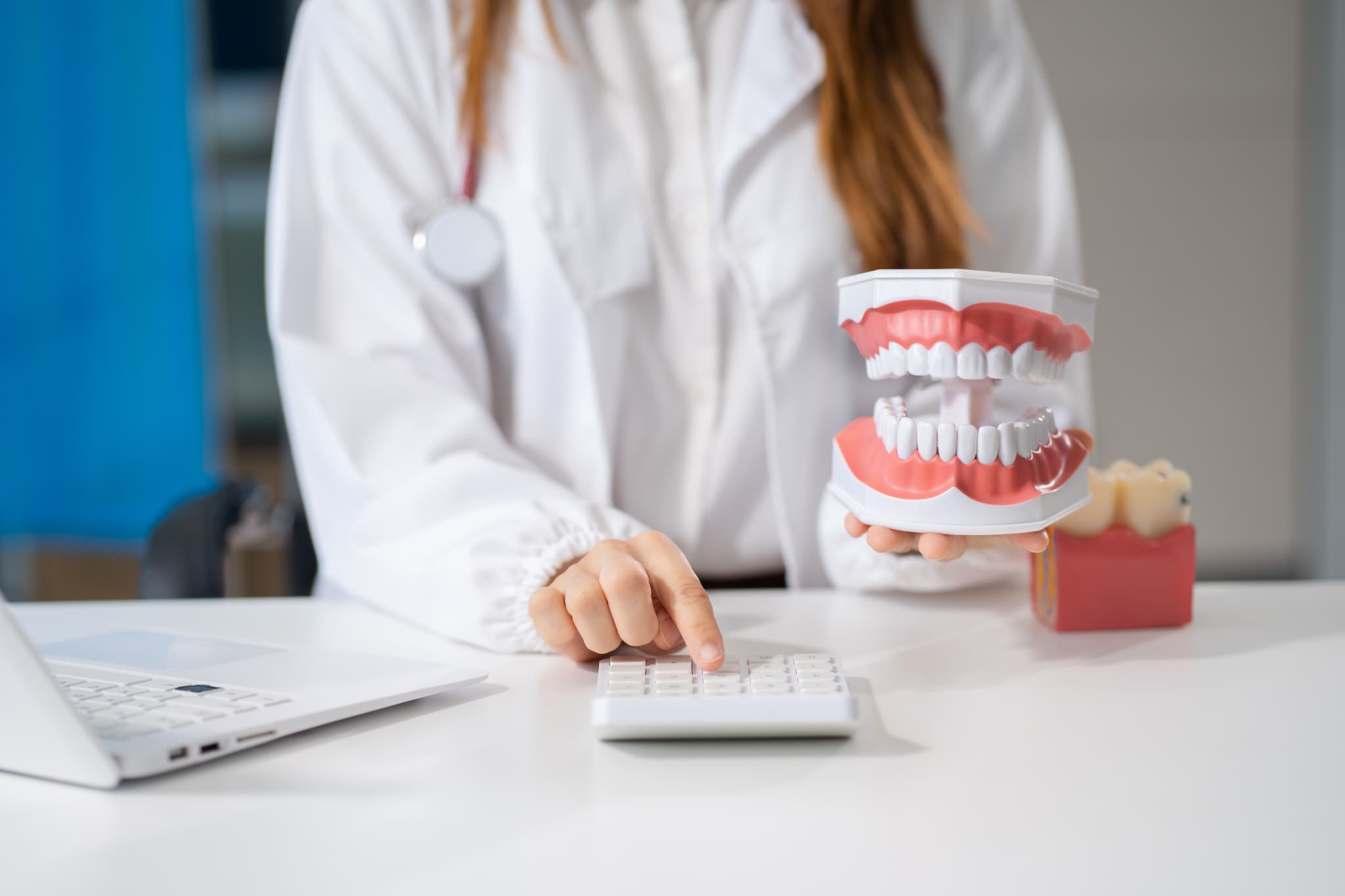 歯のクリーニングの費用について説明する歯科医師