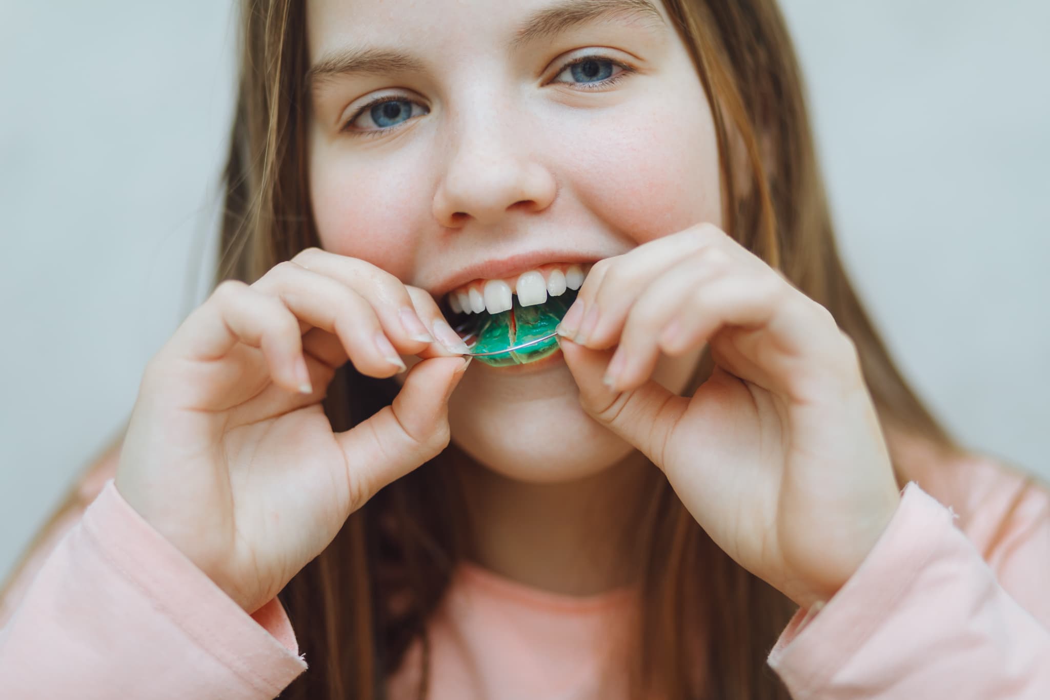床矯正で歯列を整える子ども