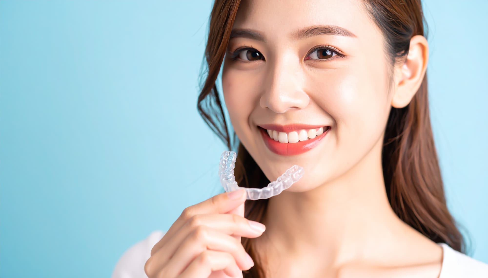 マウスピースを持った笑顔の女性