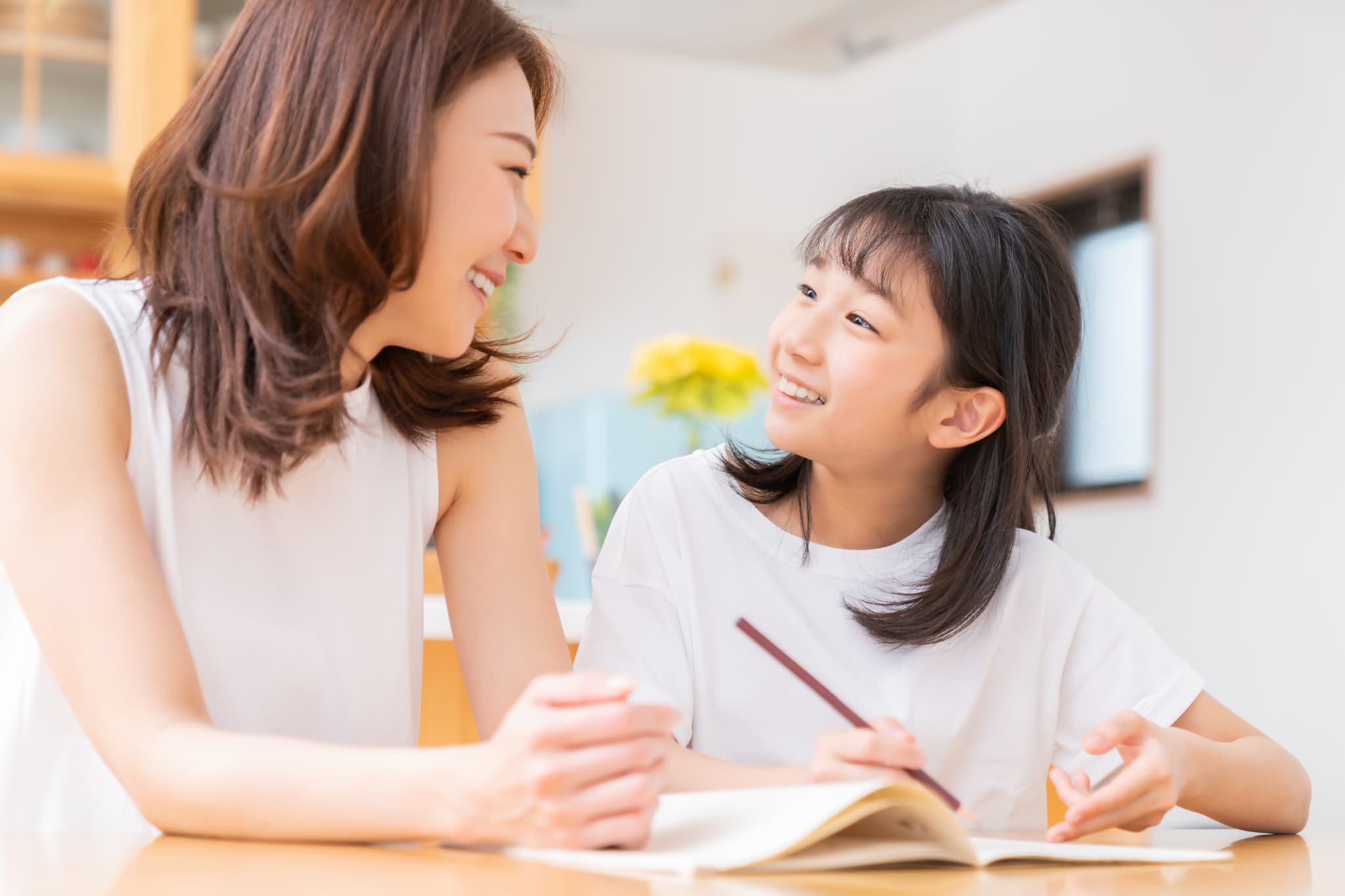 MFTで綺麗な歯ならびになった子どもと笑顔の母親