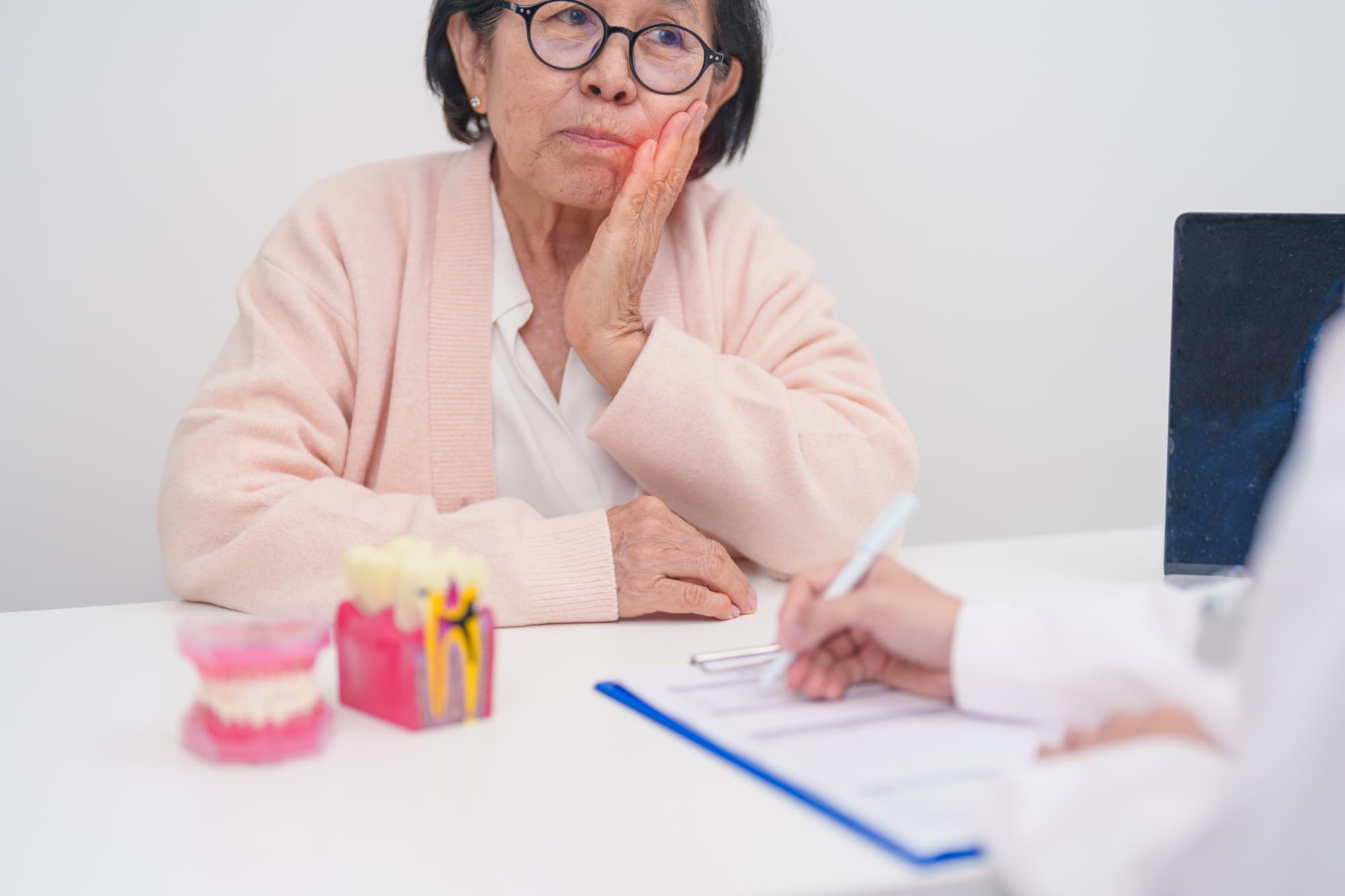 口腔機能低下症の診断を受ける様子