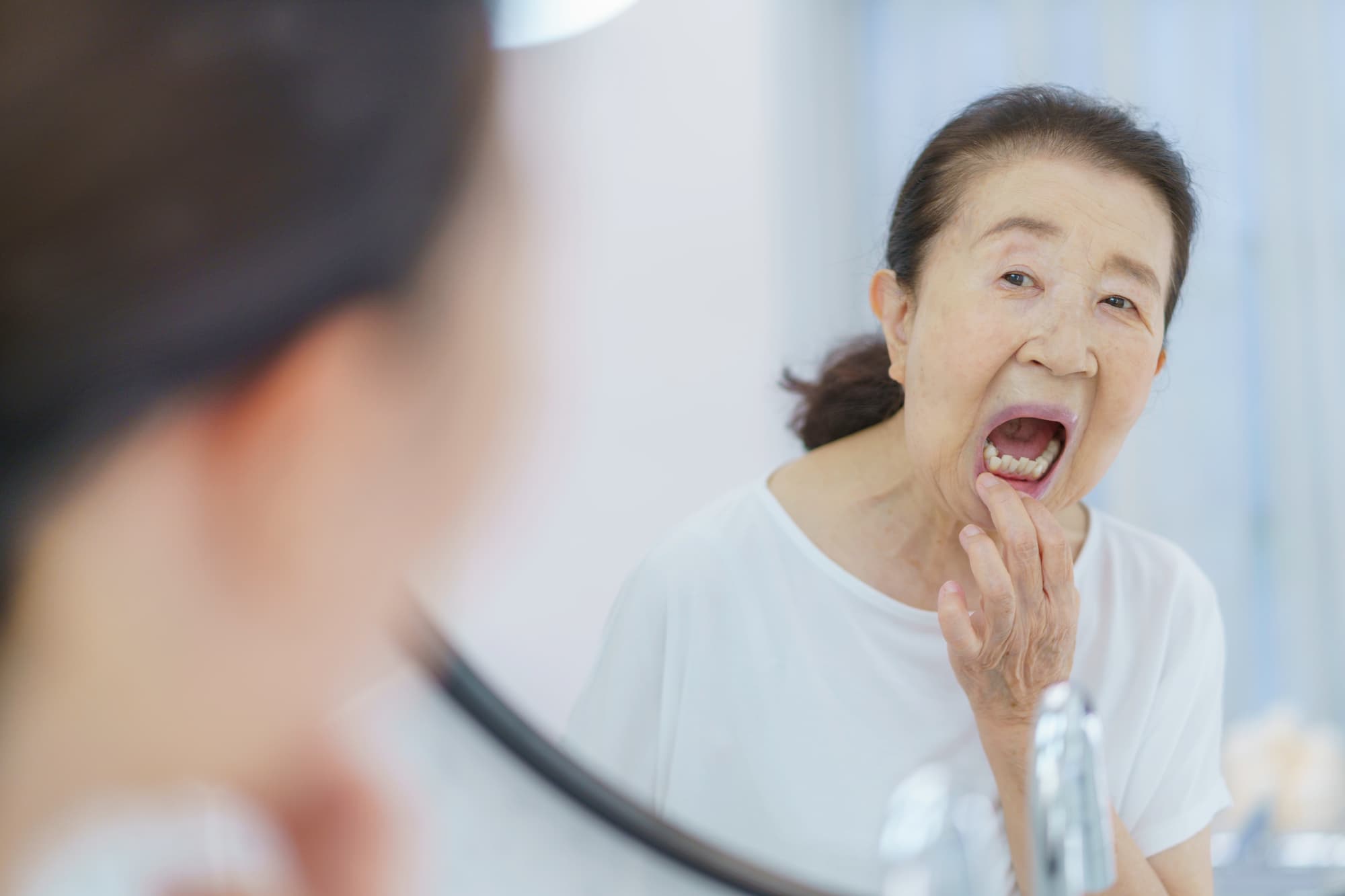 口の乾燥が気になる高齢女性