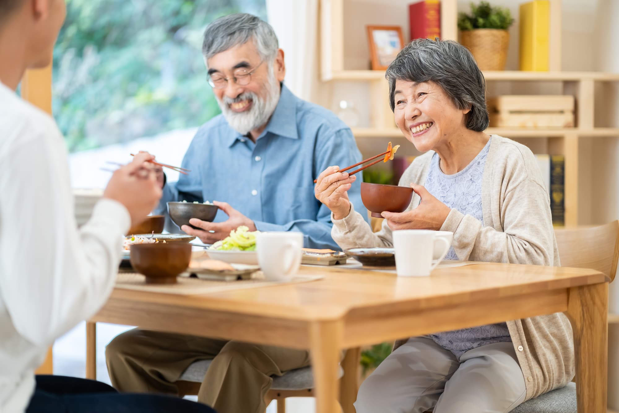 家族と食事を楽しむ高齢夫婦