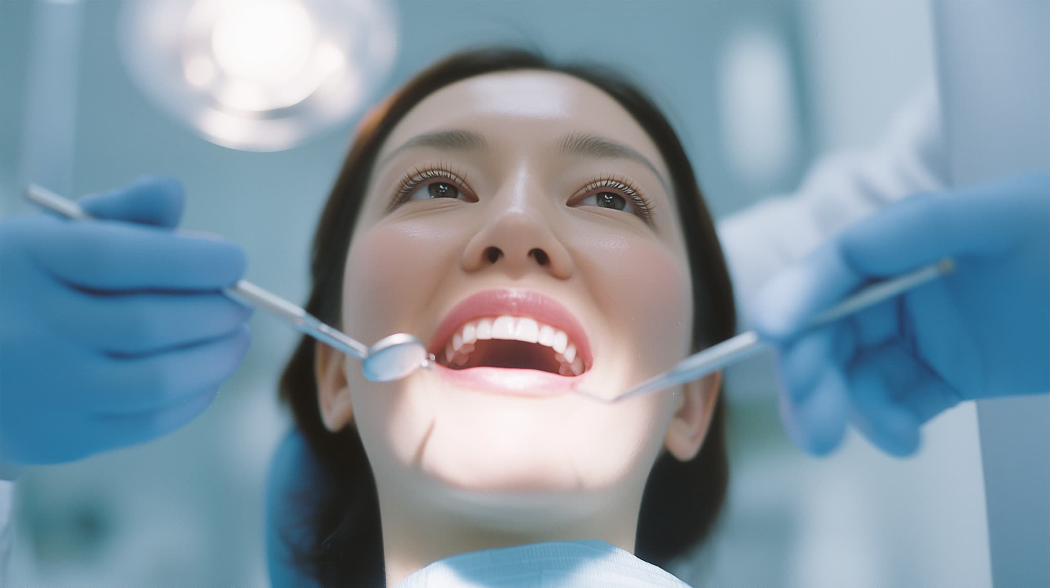 前歯の裏にできた虫歯の治療を受ける女性