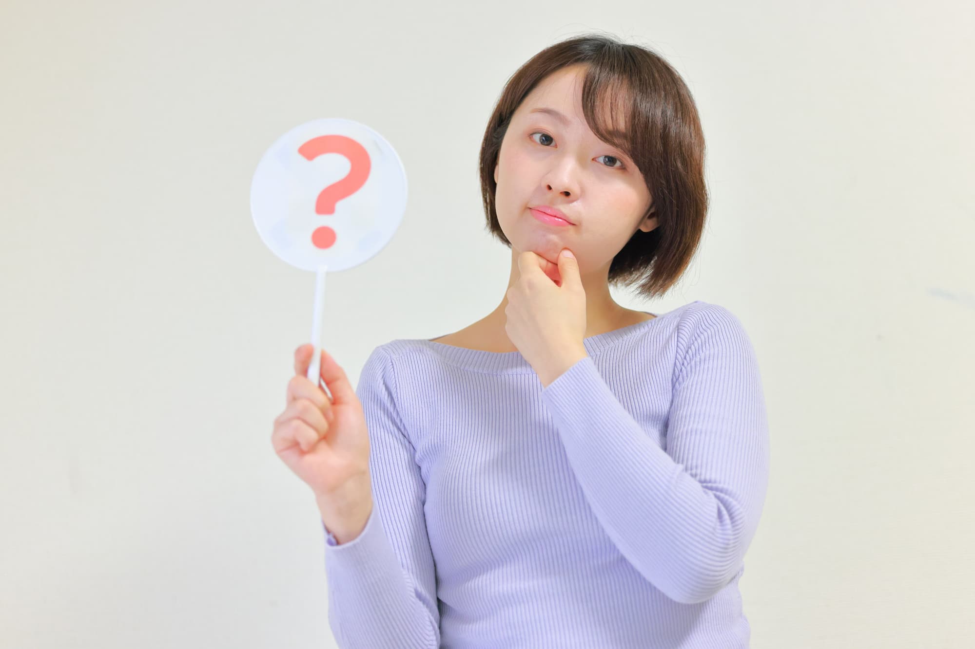 歯並びを矯正すると歯ぎしりの予防・改善につながるのか疑問をもつ女性