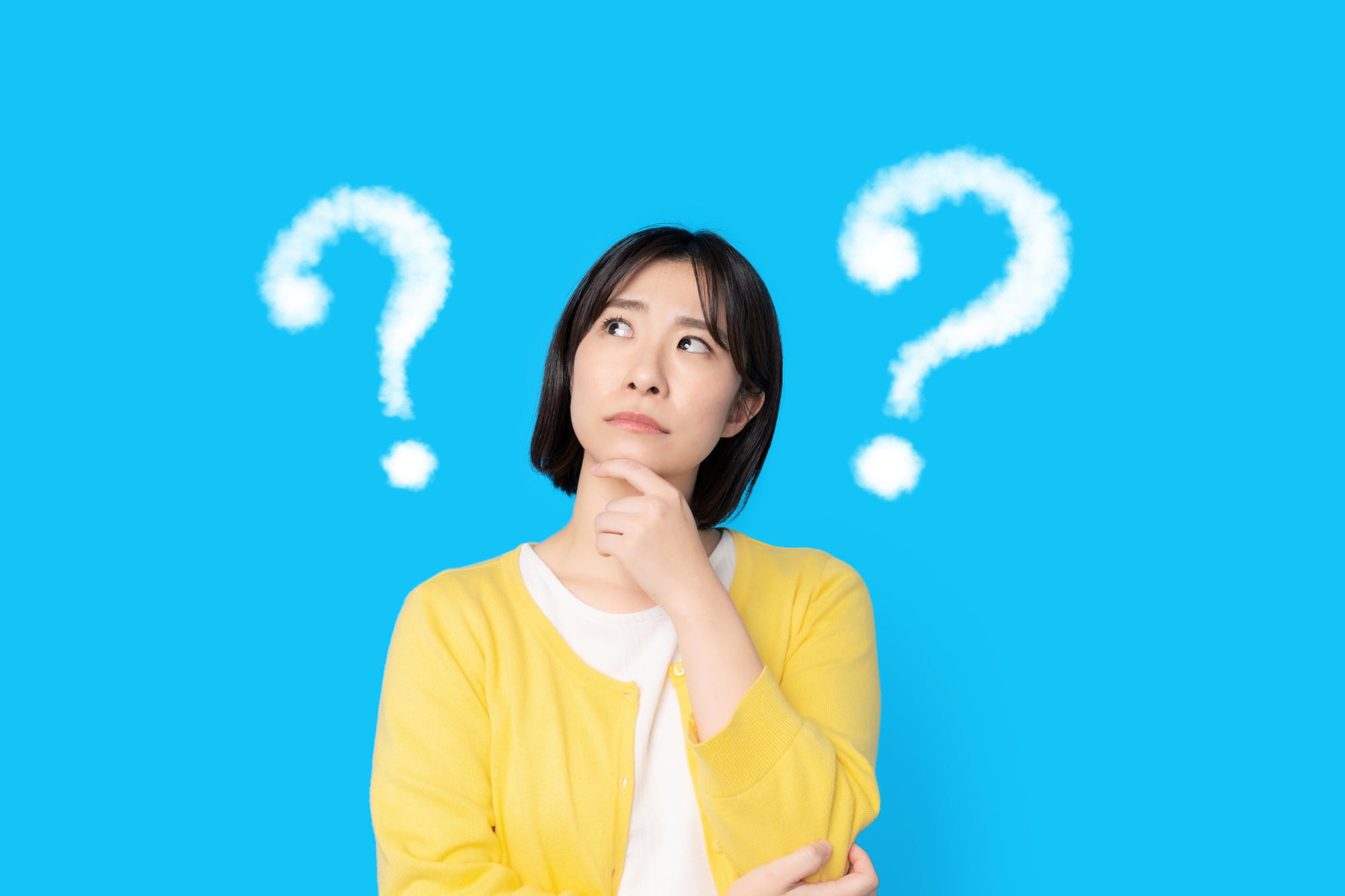 ワイヤー矯正で痛みを感じることはあるのか考える女性