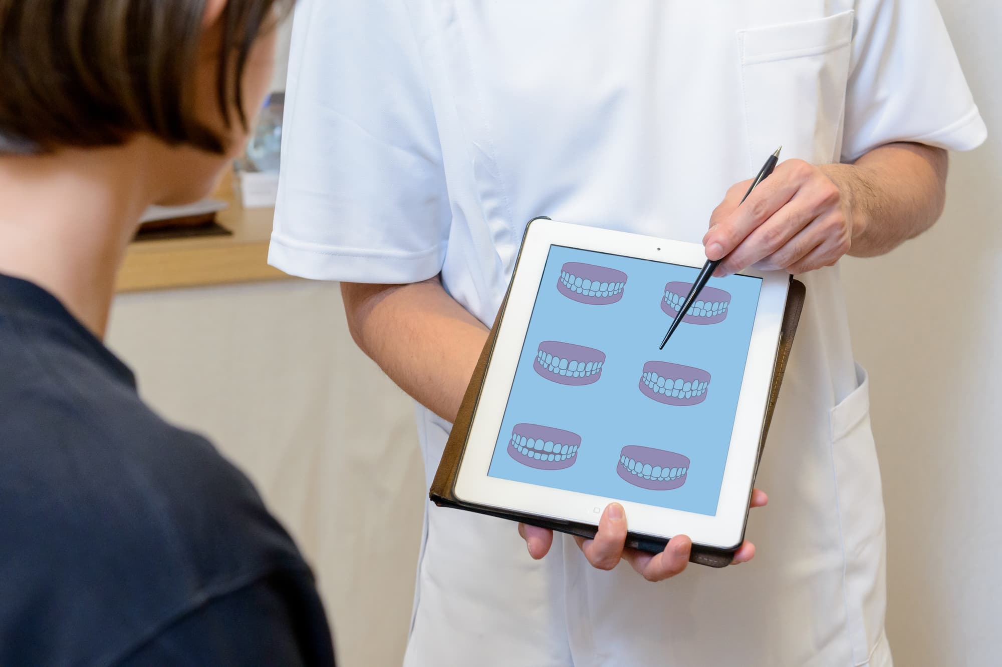 歯科医院で歯並びの相談をする様子