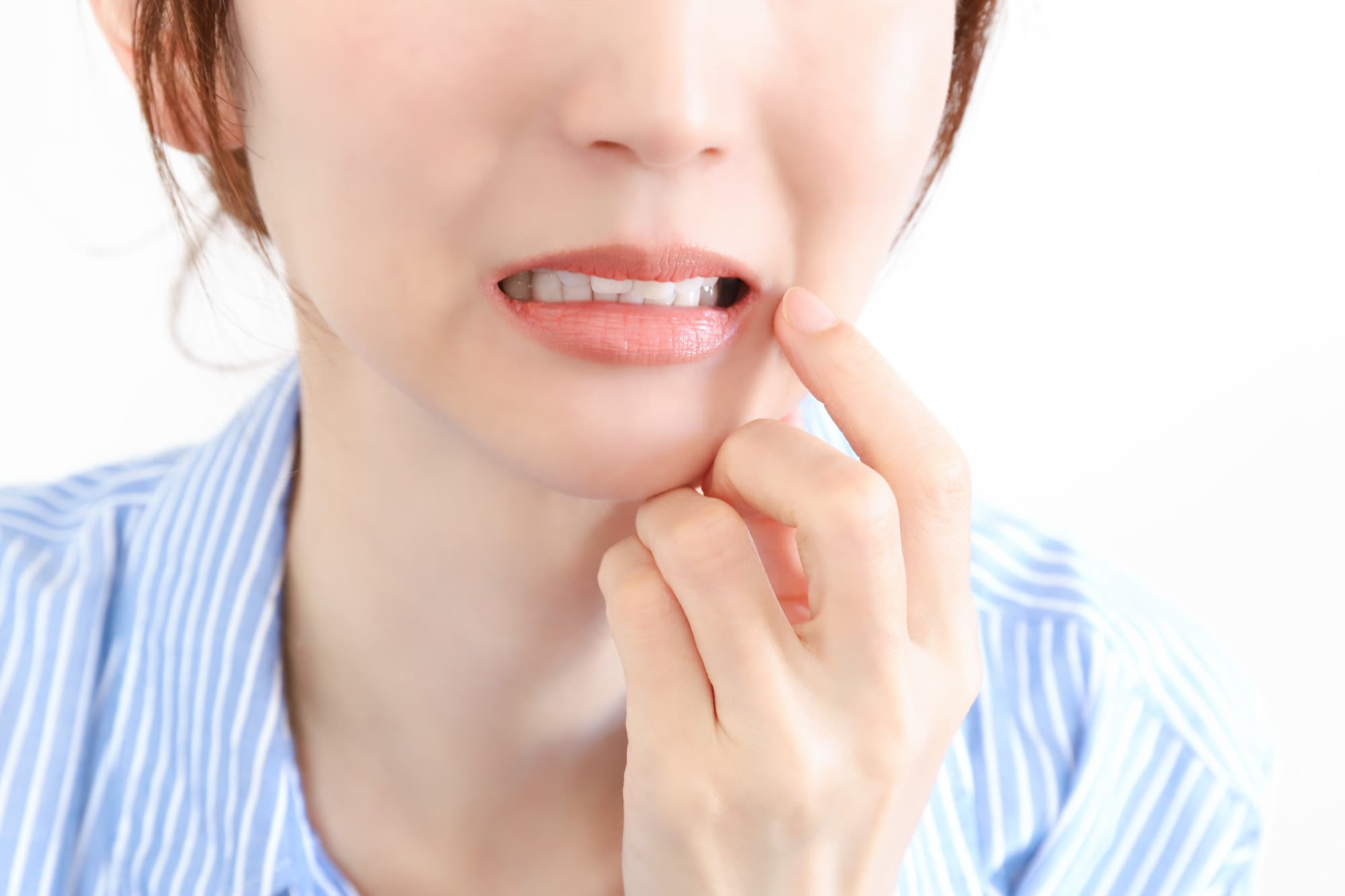 歯ぎしりの影響を気にする女性