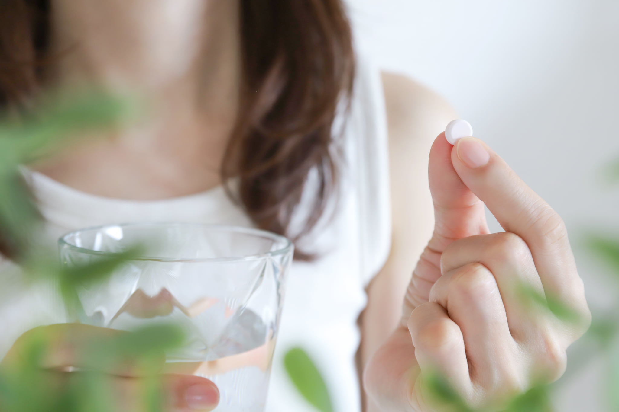 ワイヤー矯正の痛みをおさえる為に鎮痛剤を飲むイメージ