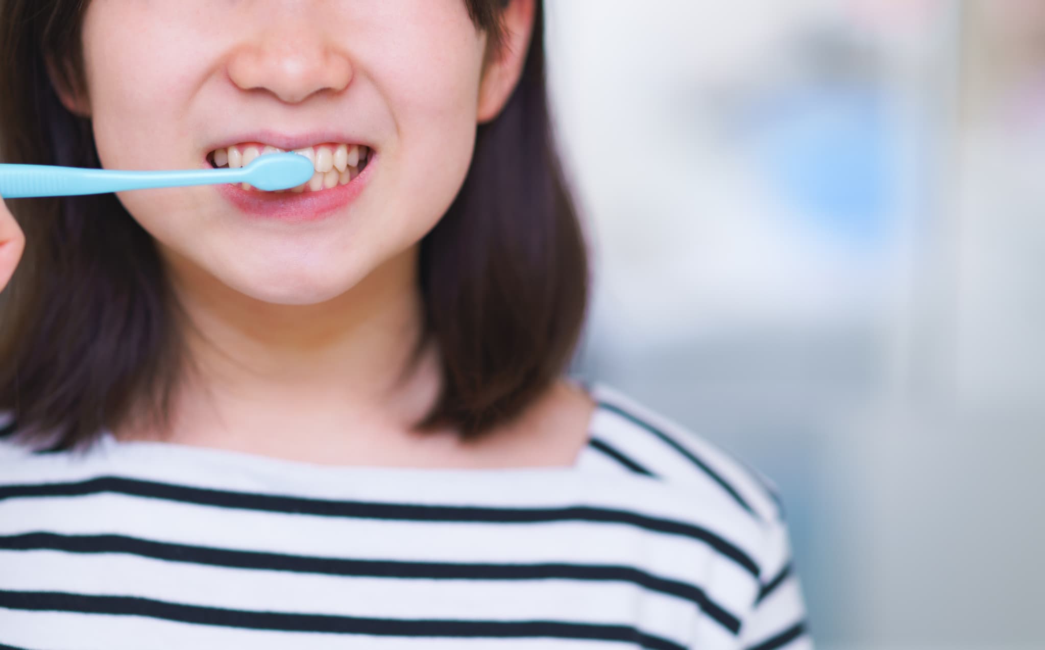 正しい歯磨きを心がける女性