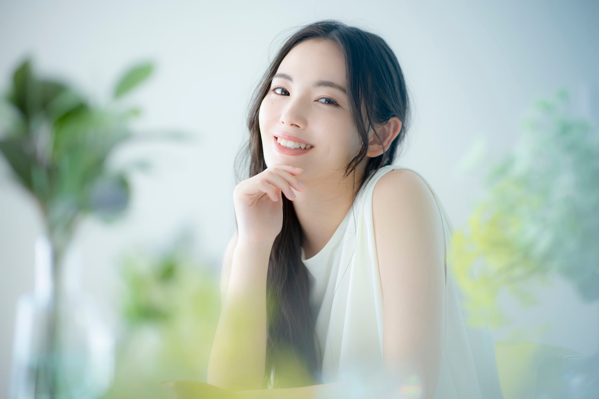 ワイヤー矯正で整った歯並びになった笑顔の女性