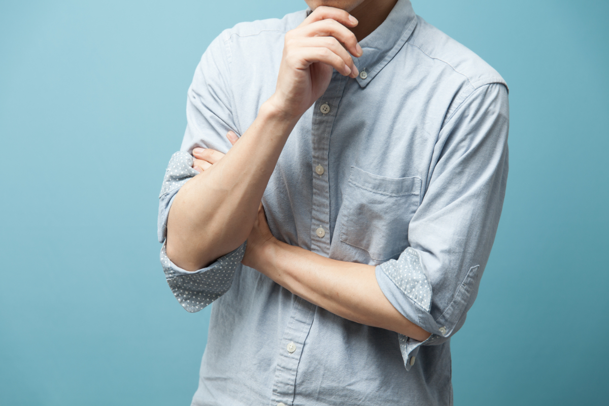 叢生はマウスピース矯正で治せるのかを考えている男性