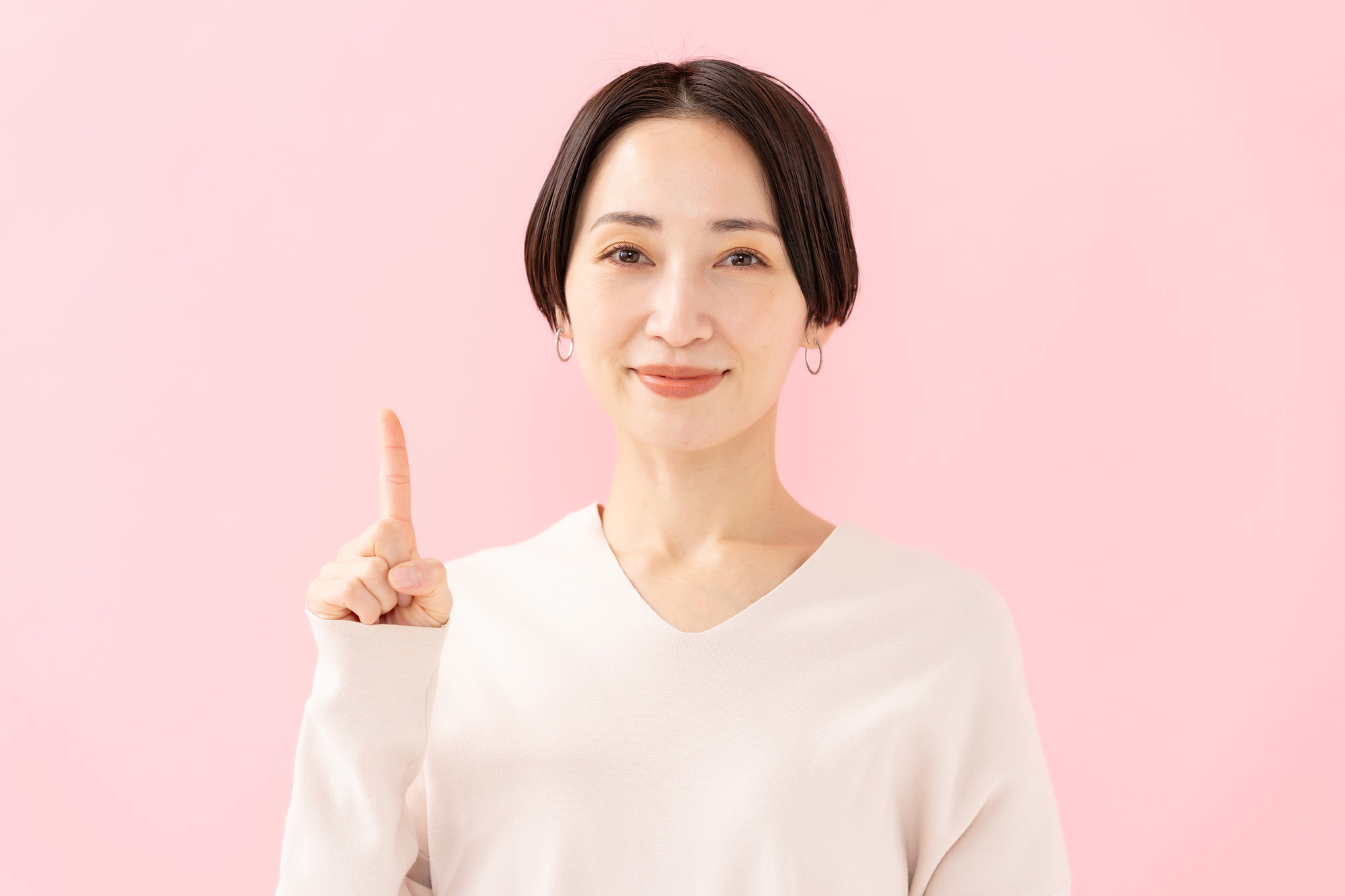 マイオブレースで治療期間が長引くケースを説明する女性