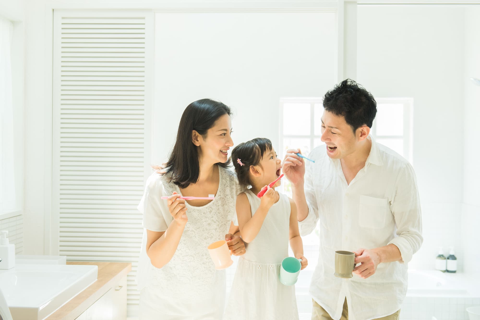 仲良く口腔ケアをする家族