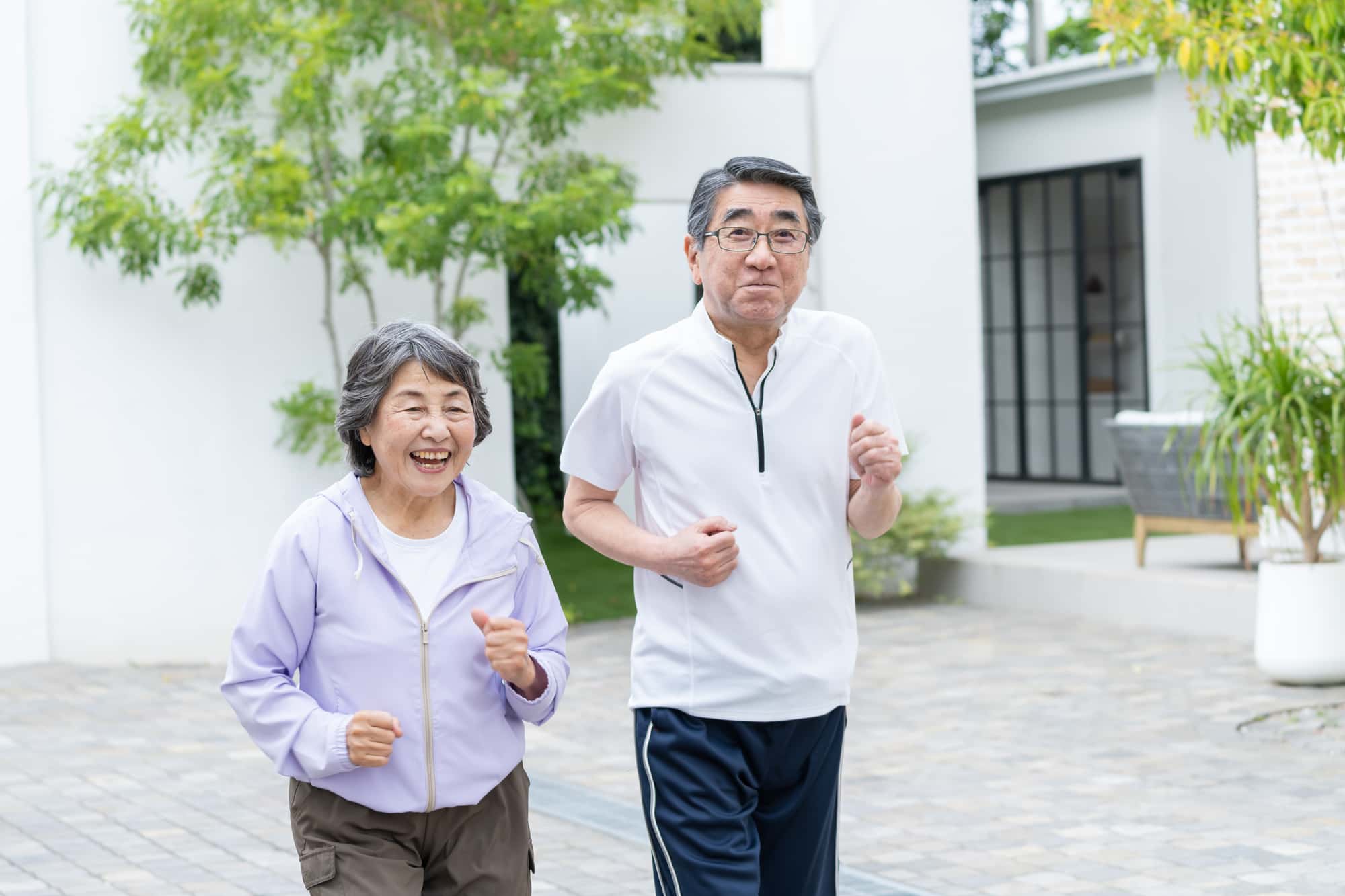 ジョギングをする元気なシニア夫婦